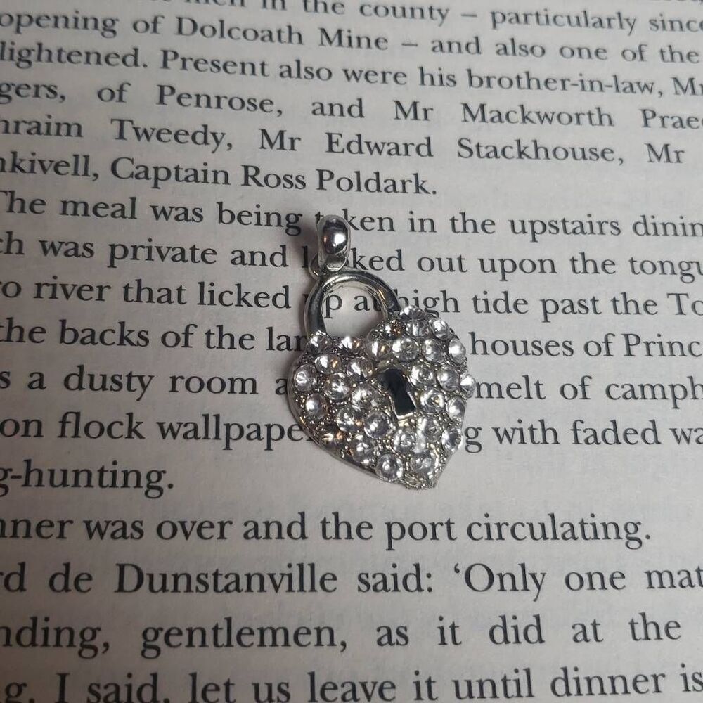 Key Heart Faux Diamond Pendent‎